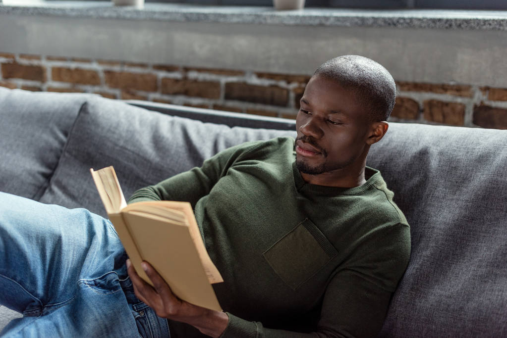 Afrikai amerikai férfi könyvet olvas - Fotó, kép