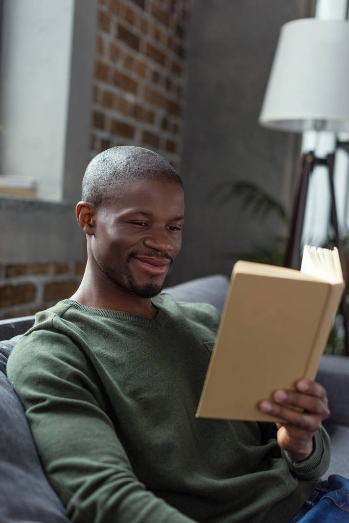 Hombre afroamericano leyendo libro - Foto, Imagen