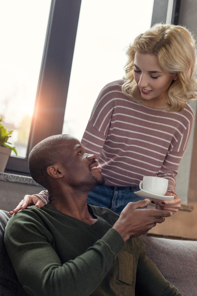 muotokuva nainen toi kupin kahvia hymyilevä afrikkalainen amerikkalainen poikaystävä
 - Valokuva, kuva