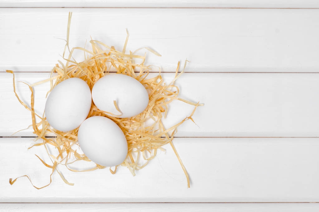 Eier aus weißem Heu - Foto, Bild