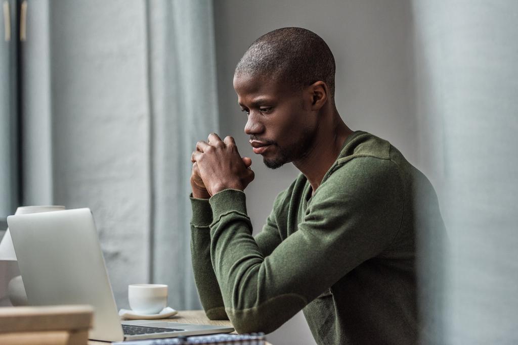 афроамериканський чоловік з ноутбуком вдома
 - Фото, зображення