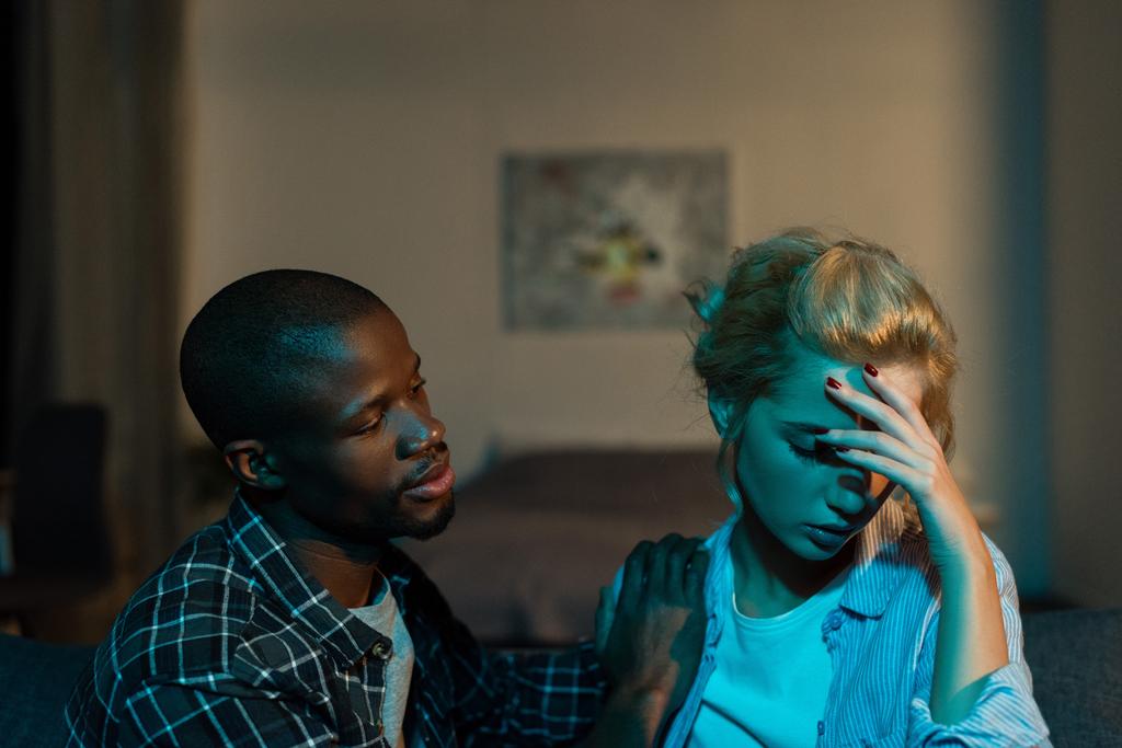 Afro-Amerikaanse man kijken boos vriendin thuis, relatie problemen concept - Foto, afbeelding