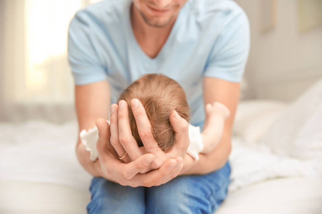 Jeune père tenant bébé à la maison
 - Photo, image