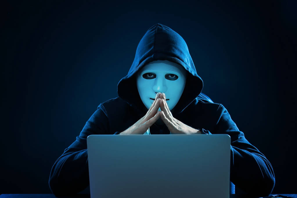 Haker w maskę za pomocą laptopa - Zdjęcie, obraz