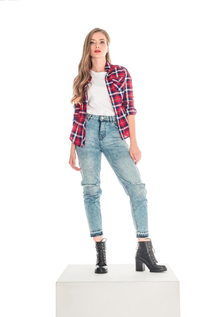 Девушка в клетчатой рубашке и джинсах
 - Фото, изображение