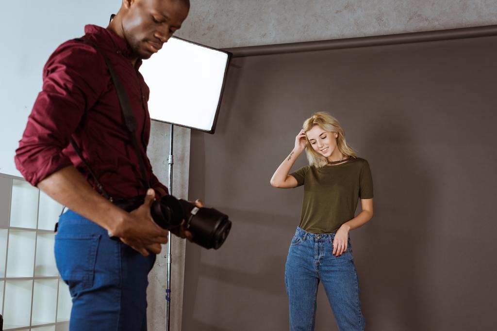 fotógrafo multiétnico e modelo com sessão fotográfica em estúdio
 - Foto, Imagem