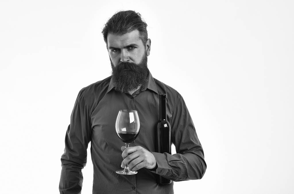 бородатий чоловік хіпстер з пляшкою вина, склянка в коричневій сорочці
 - Фото, зображення