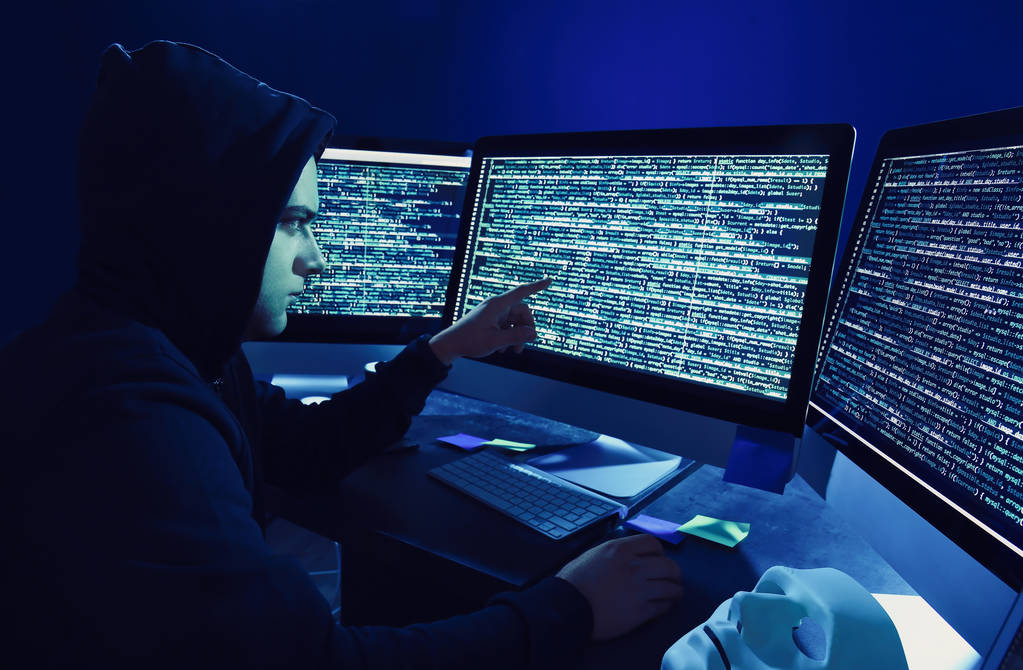 Hacker usando computadora
 - Foto, imagen