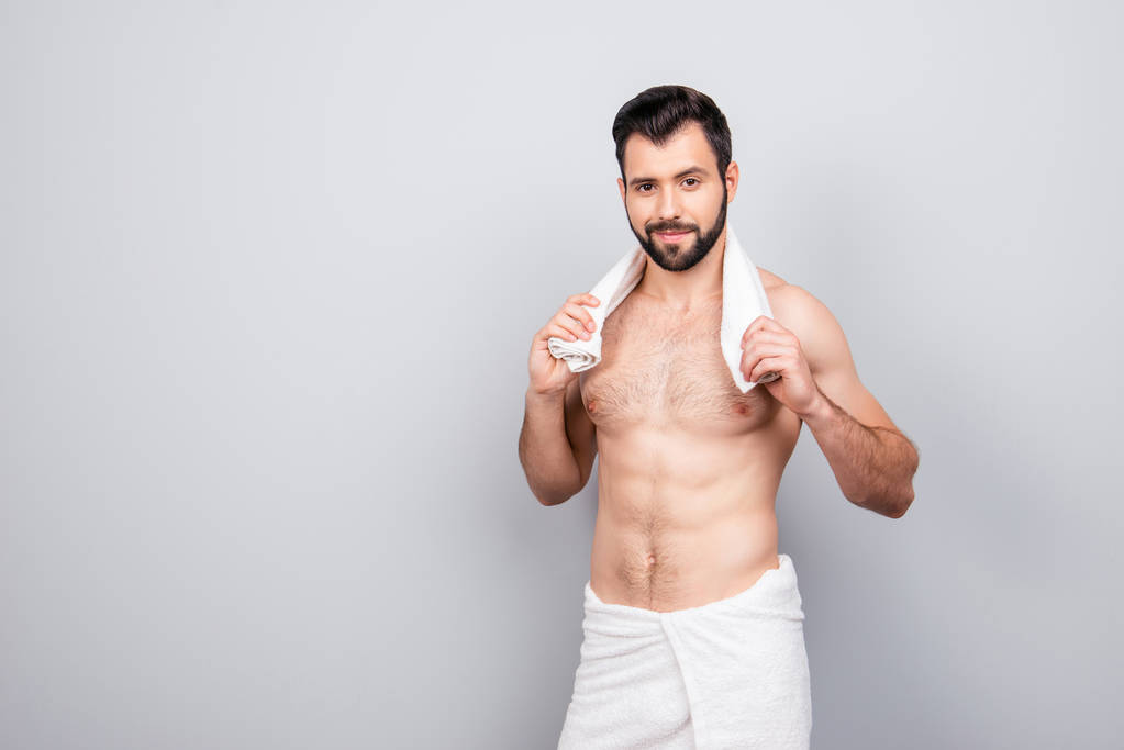 Retrato de hombre guapo con toalla en el cuello, torso desnudo, lo
 - Foto, Imagen