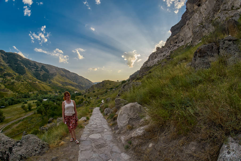 Longo caminho de montanha trilha no país Geórgia
 - Foto, Imagem