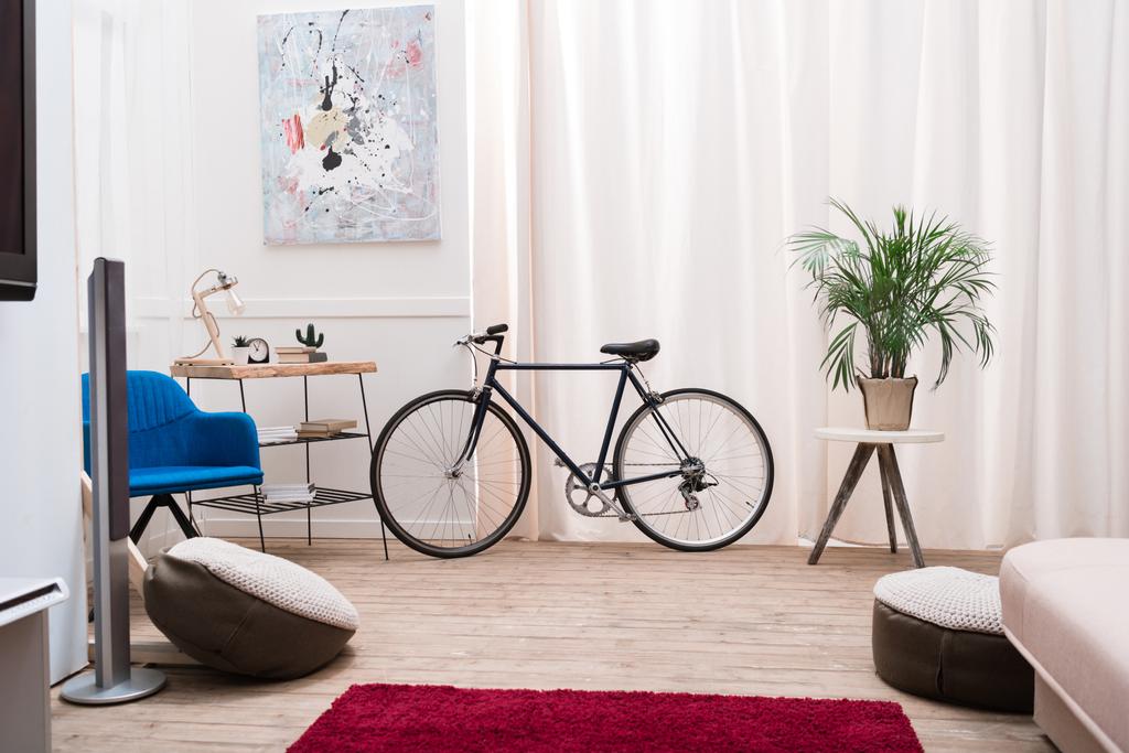 Fahrrad steht im Wohnzimmer am Fenster - Foto, Bild