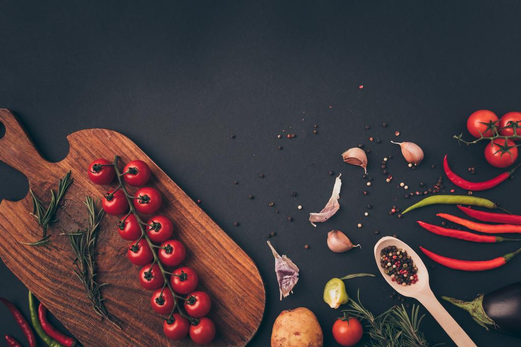 pohled shora zeleniny a koření na šedý stůl - Fotografie, Obrázek