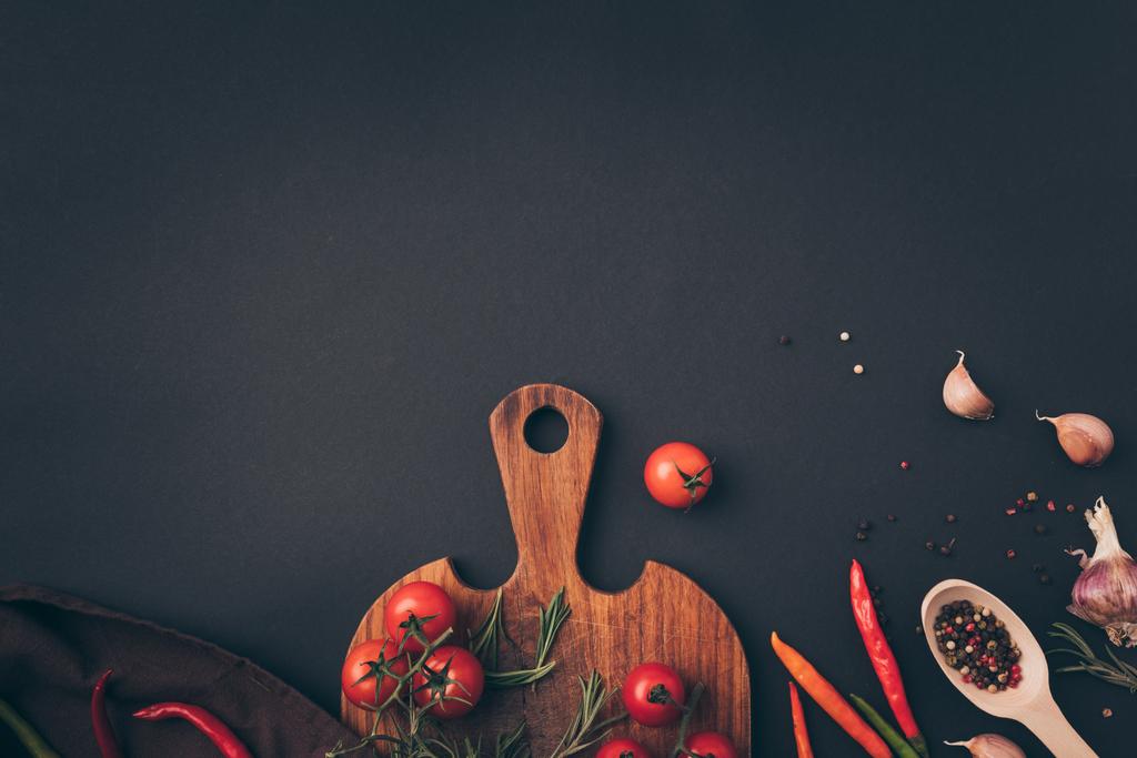 pohled shora cherry rajčat a fenykl s česnekem na šedý stůl   - Fotografie, Obrázek
