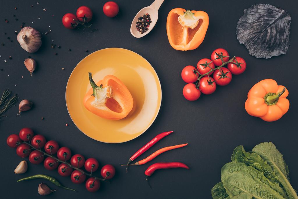 vue du dessus des poivrons et des tomates cerises sur table grise
 - Photo, image