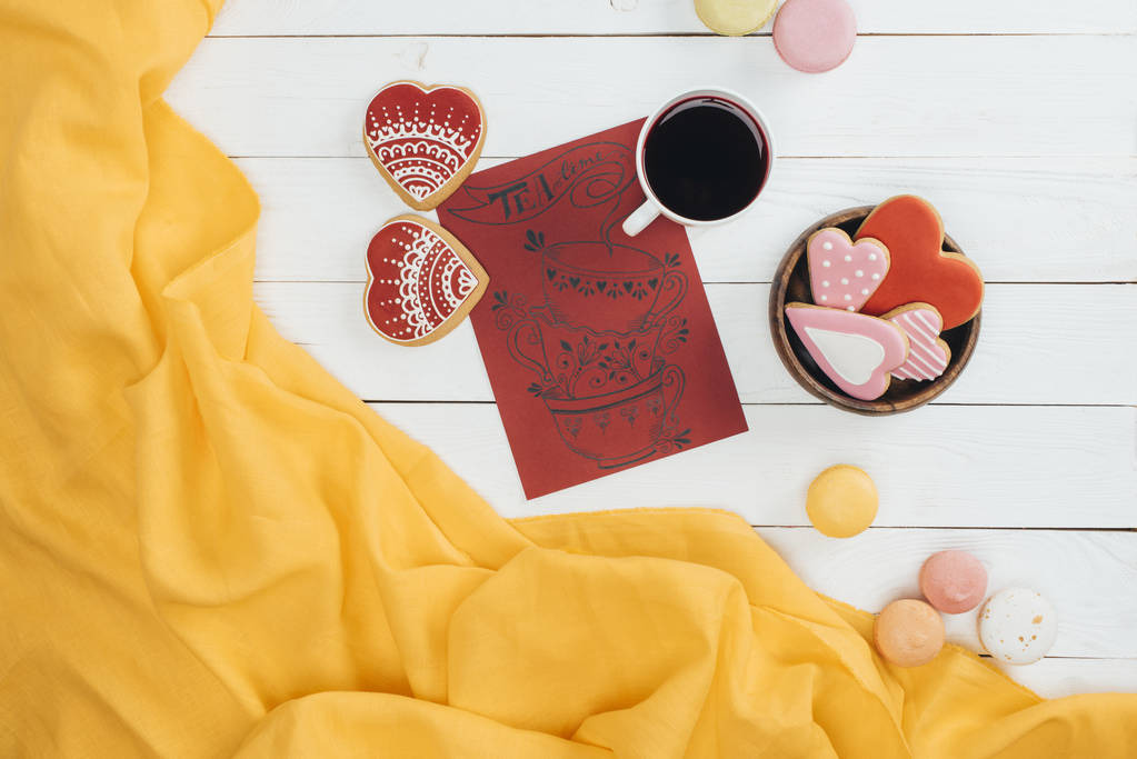 csésze tea és szív alakú cookie-k - Fotó, kép