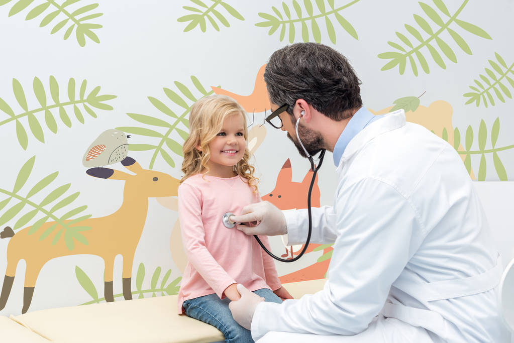 pediatrist listening to breath of little girl - Photo, Image
