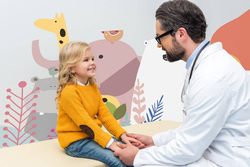 pédiatre tenant la main d'une petite fille
 - Photo, image