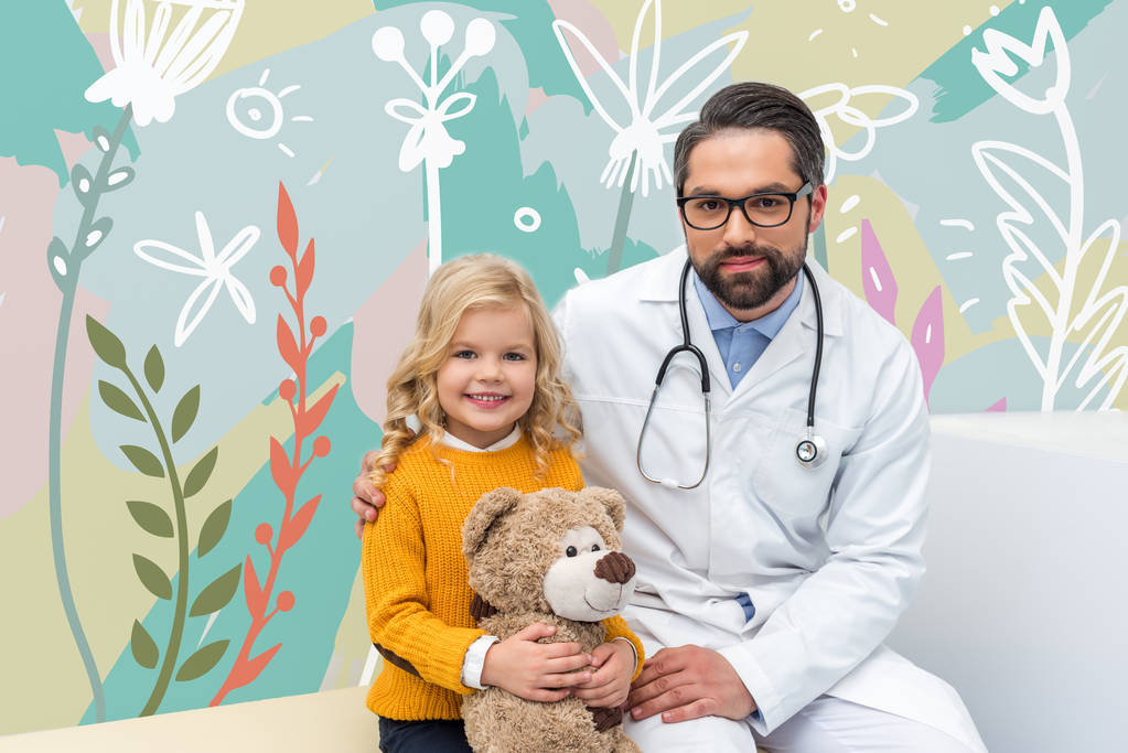 pediatrist with little girl - Photo, Image