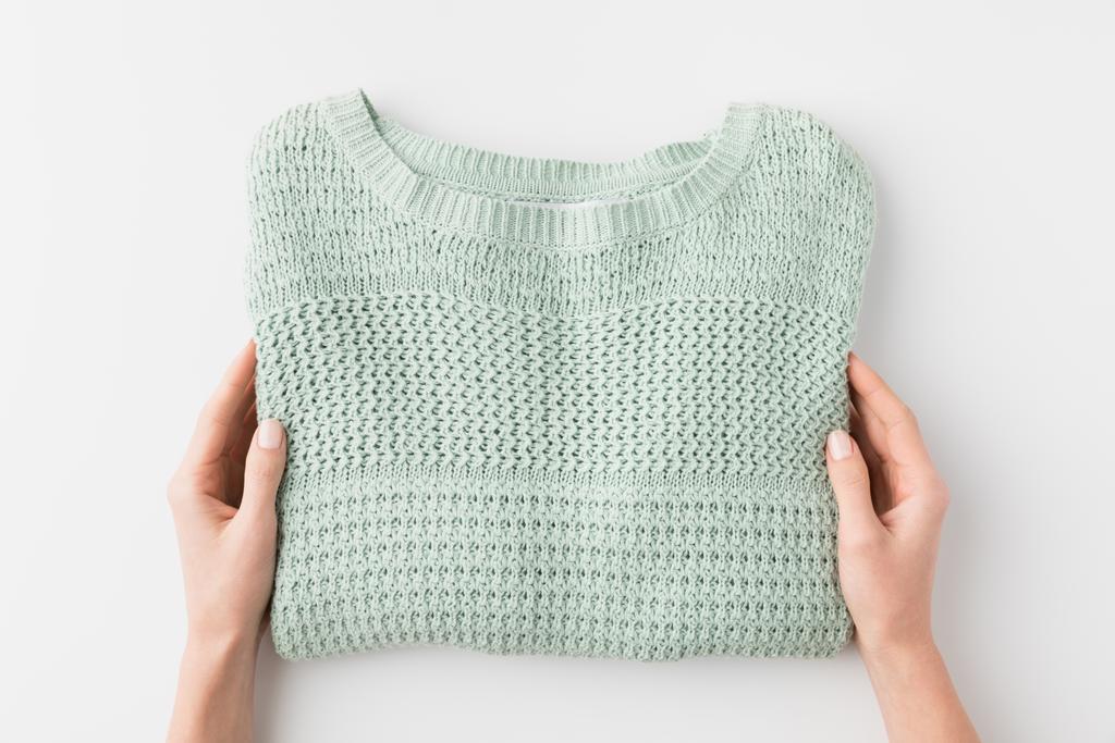 manos con suéter de punto con estilo
 - Foto, imagen