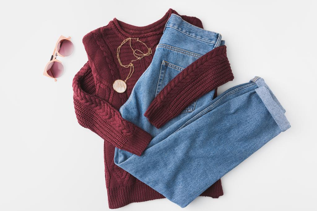 πλεκτό πουλόβερ, μοντέρνα jeans και αξεσουάρ - Φωτογραφία, εικόνα