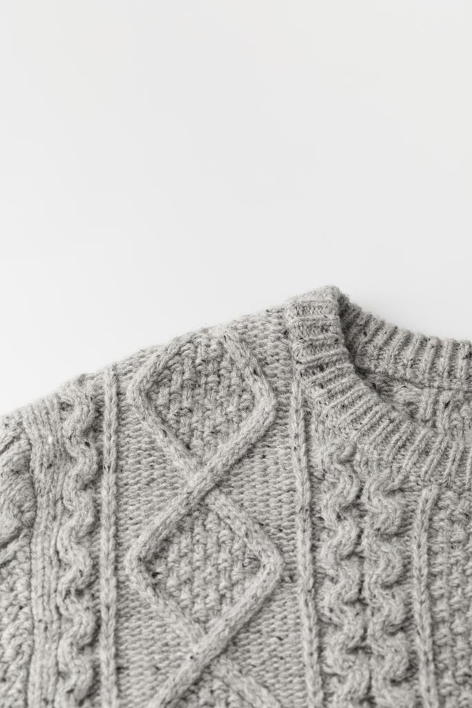 suéter gris con patrón
 - Foto, imagen