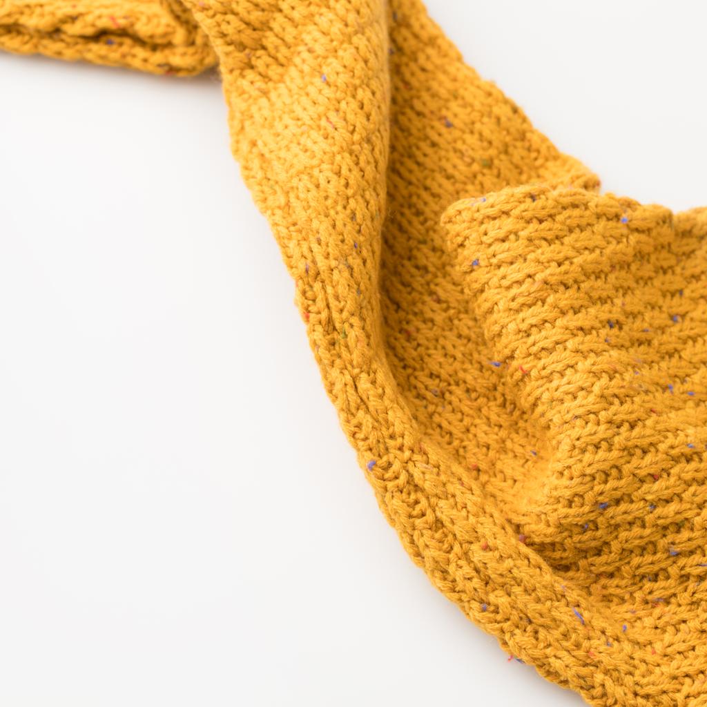 vista dall'alto della manica di maglione a maglia gialla, isolato su bianco
 - Foto, immagini