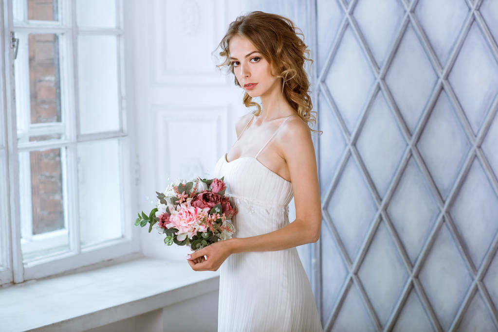 メイクとファッションの白いウェディング ドレスで花嫁をブルネット - 写真・画像