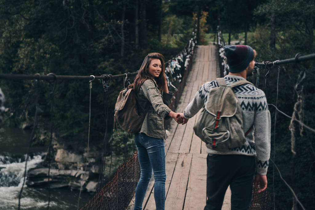 Paar läuft auf Hängebrücke - Foto, Bild