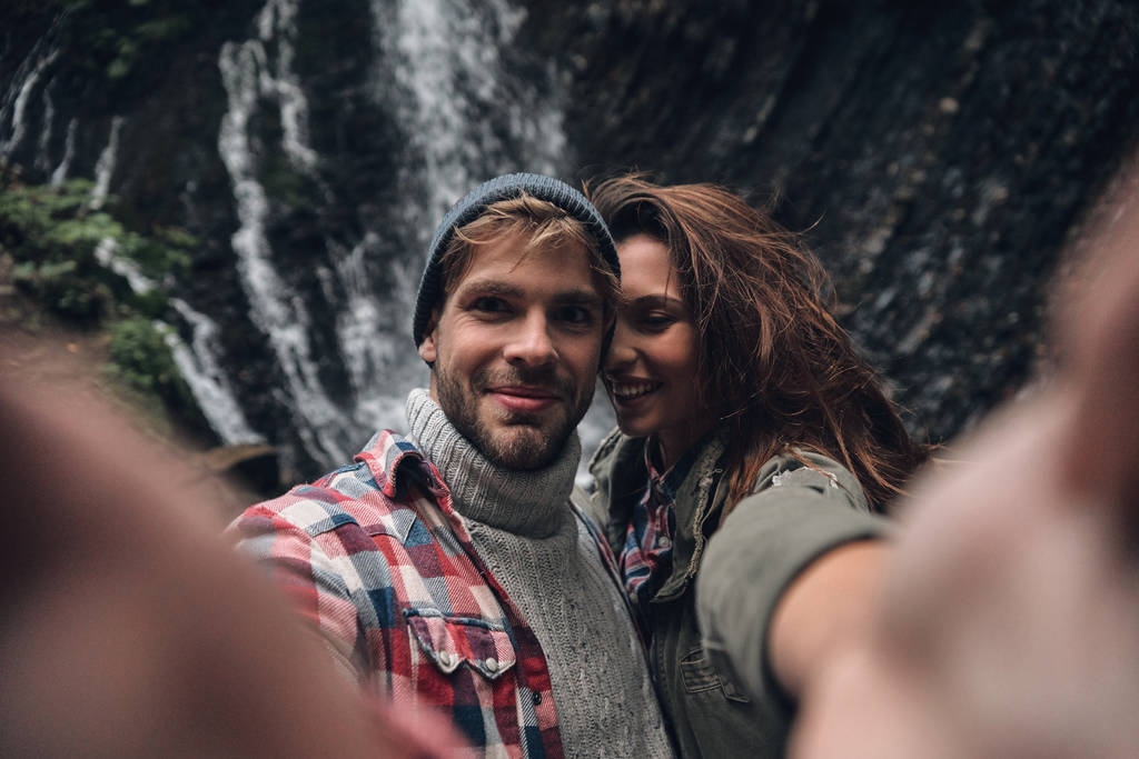 Verliebtes Paar macht Selfie-Fotos - Foto, Bild