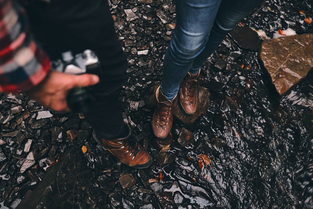 pareja de pie en suelo húmedo
 - Foto, imagen