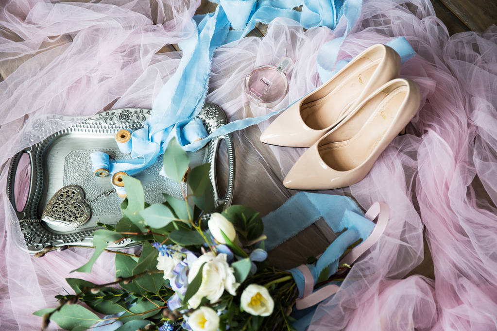 bouquet de mariage et chaussures sur un tissu rose bleu
 - Photo, image