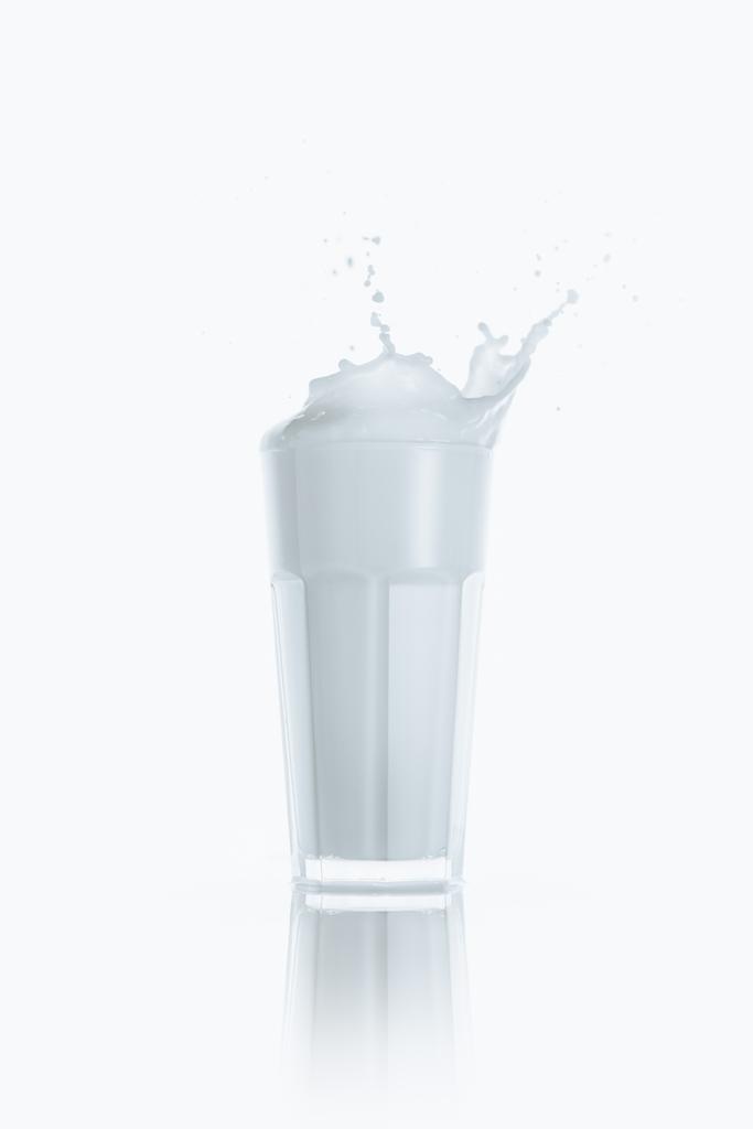 Salpicadura de leche en vaso
 - Foto, Imagen