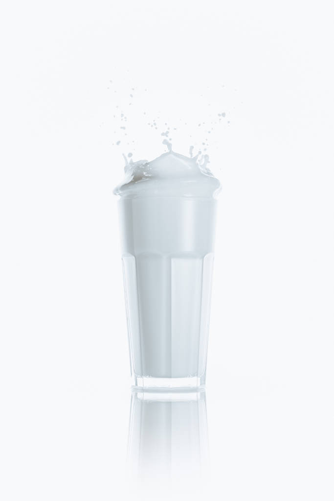 Βουτιά του γάλακτος σε ποτήρι - Φωτογραφία, εικόνα