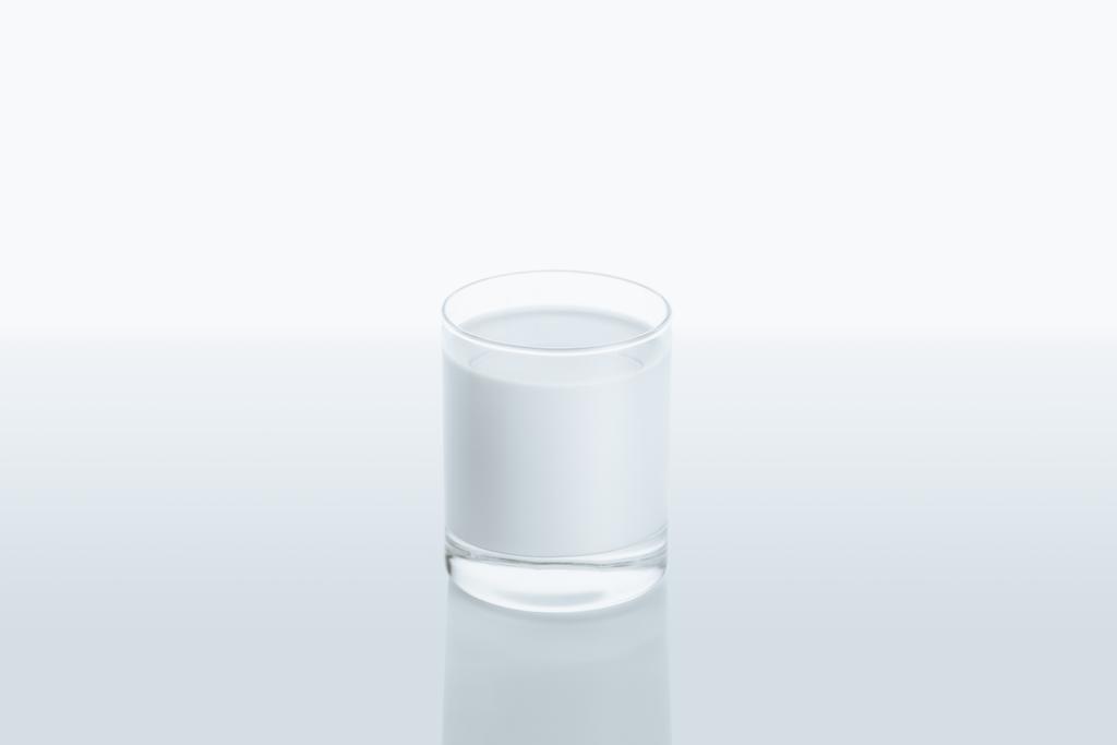 生乳のグラス - 写真・画像