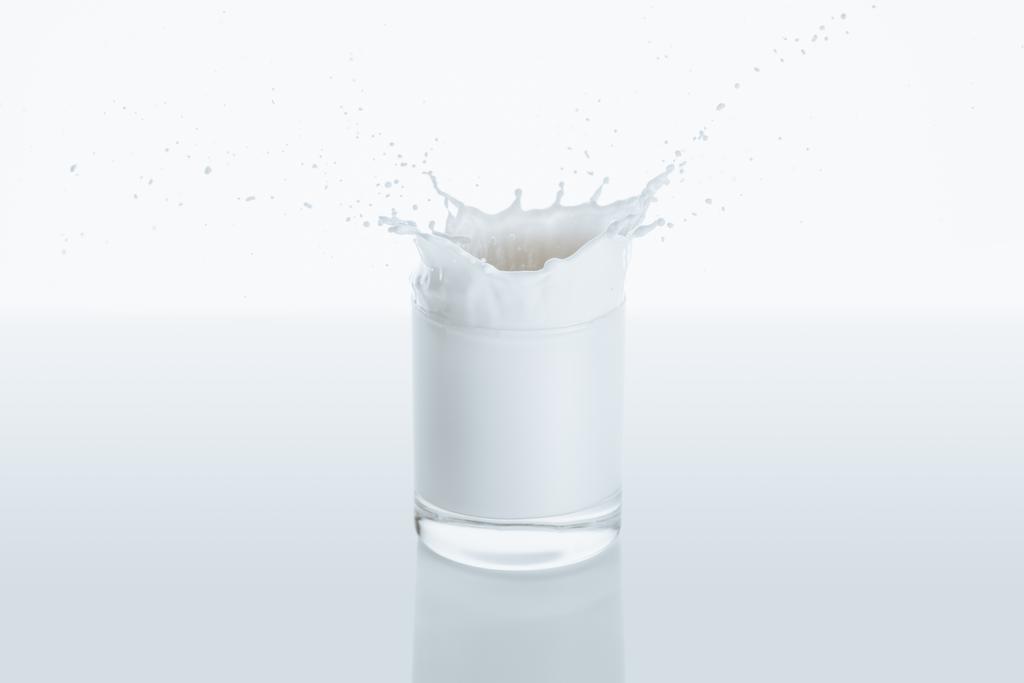 Salpicadura de leche en vaso
 - Foto, imagen
