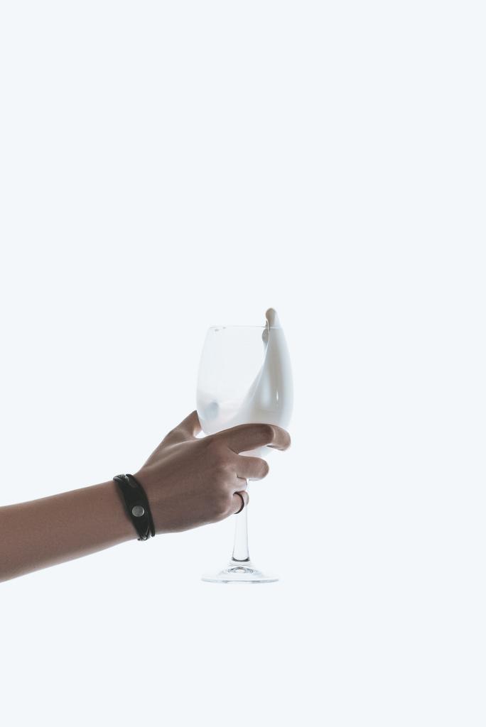 mano di vetro con latte
 - Foto, immagini