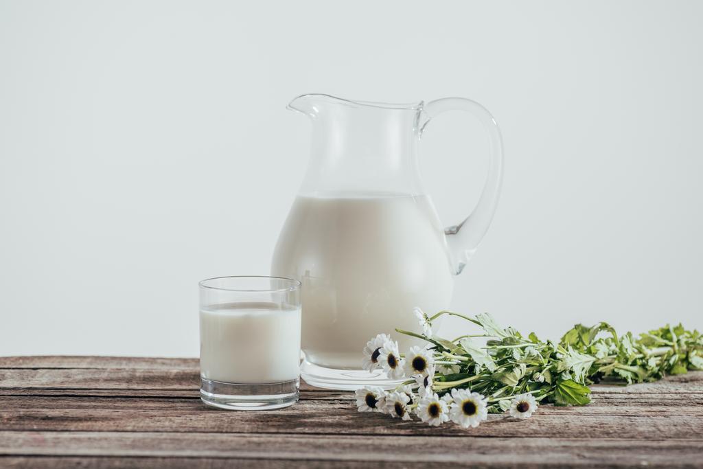 молоко в глечику і склянці
 - Фото, зображення