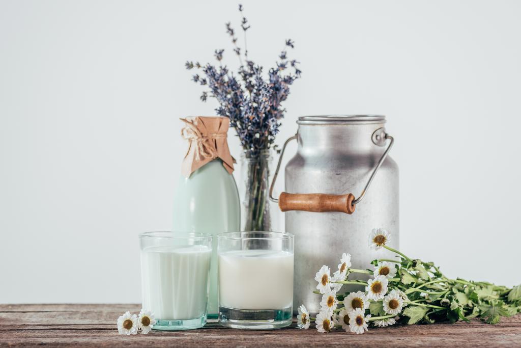 taze süt ve çiçekler - Fotoğraf, Görsel