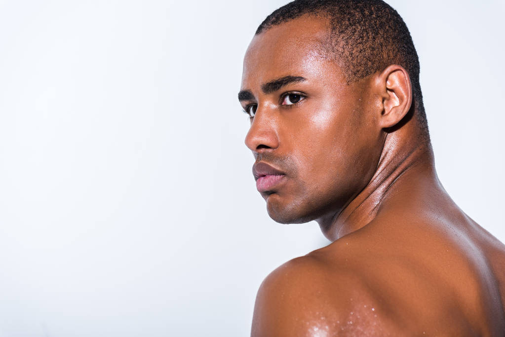 Portret van knappe shirtless Afro-Amerikaanse sportman op zoek weg geïsoleerd op grijs - Foto, afbeelding