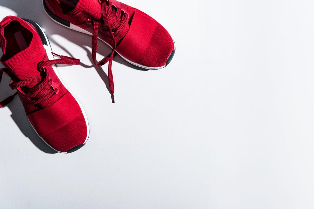 vista ravvicinata di scarpe sportive rosse isolate sul grigio
 - Foto, immagini