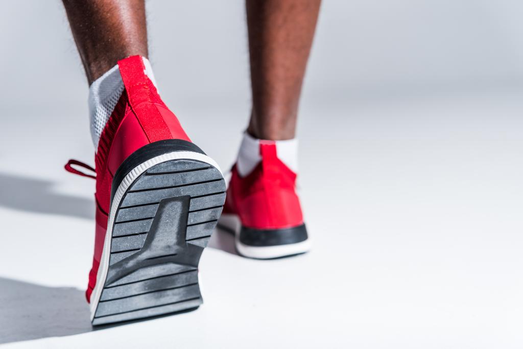 focus selettivo dello sportivo afroamericano in sneakers grigie
 - Foto, immagini