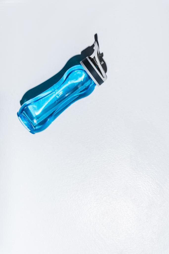 крупным планом вид спортивной бутылки с водой на сером
 - Фото, изображение