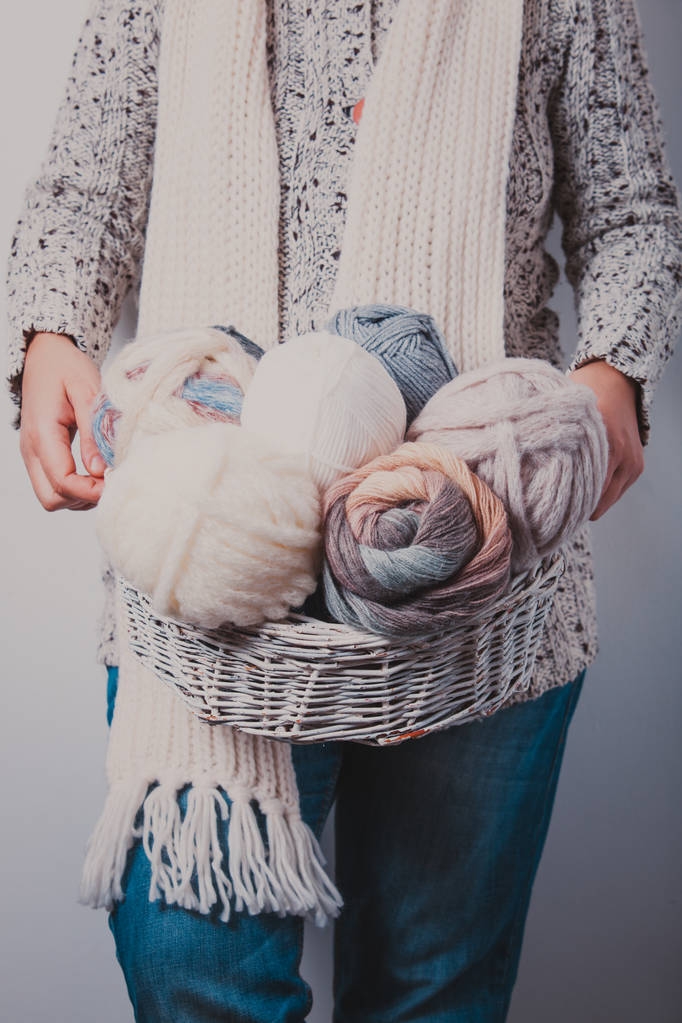 Mulher com cesta de bolas de fios de lã
 - Foto, Imagem