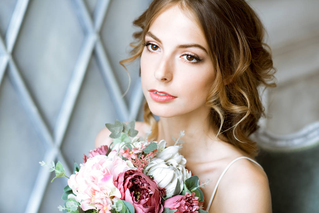Closeup brunette bruid met huwelijkskapsel mode en make-up - Foto, afbeelding