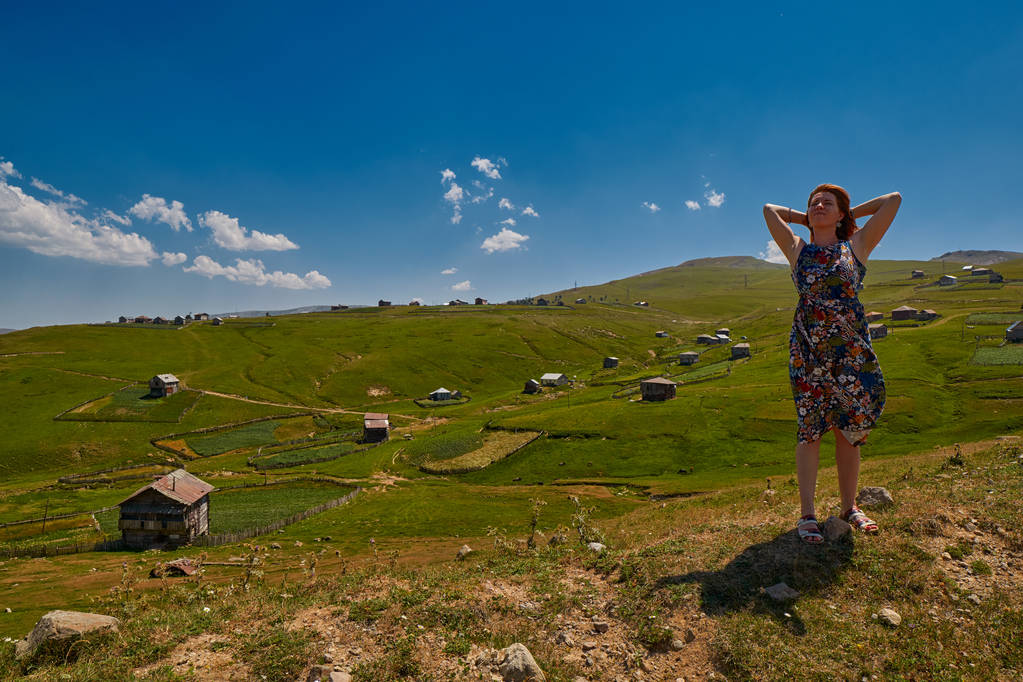 Jeune femme heureuse près du village Khulo de la région géorgienne d'Adjara
 - Photo, image