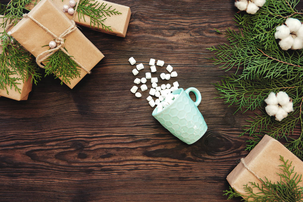 Kerstmis achtergrond met cup en marshmallow - Foto, afbeelding