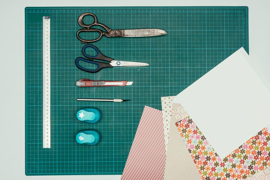 Widok z góry arkuszy papieru i nożyczki nożem piśmienne dla Dokonywanie scrapbooking pocztówka - Zdjęcie, obraz