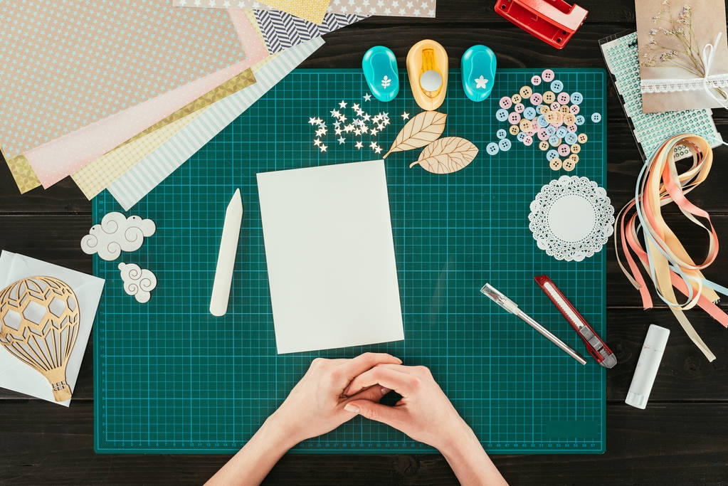 Oříznout obrázek návrháře sedí u stolu s prázdný bílý list papíru - Fotografie, Obrázek