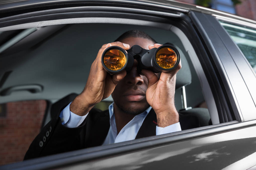 Hombre mirando a través de binocular
 - Foto, Imagen