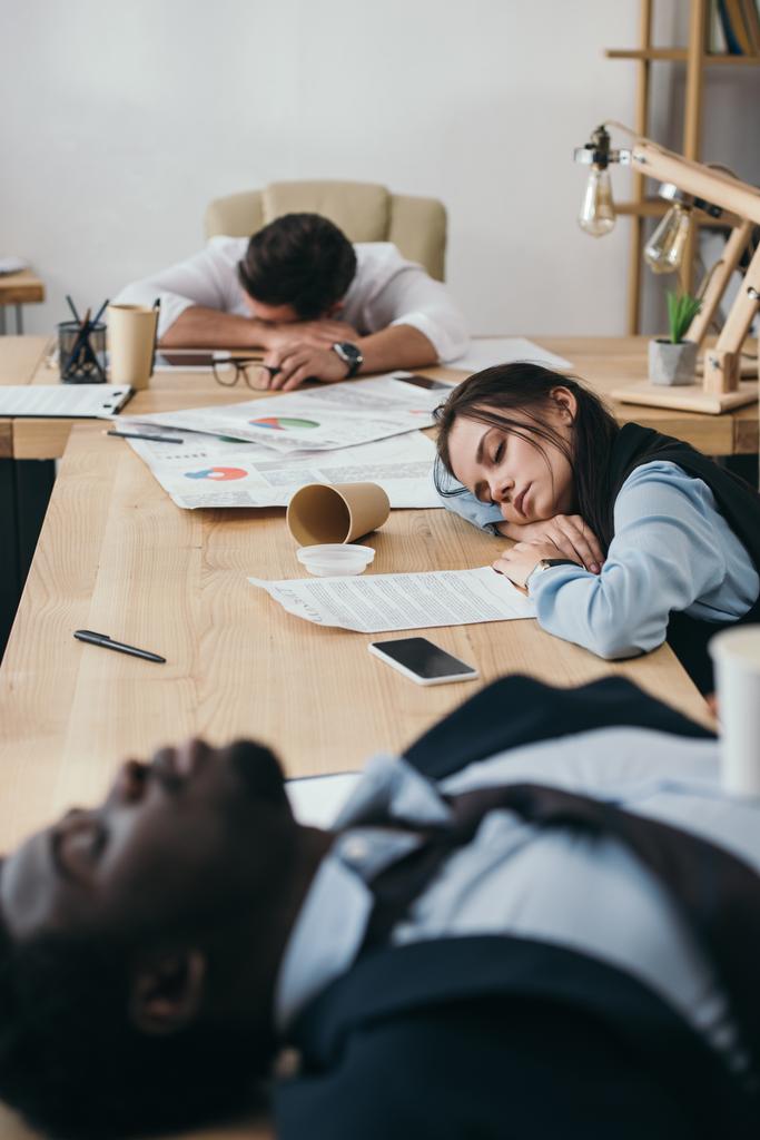 grupo de empresários dormindo na sala de conferências no escritório
 - Foto, Imagem